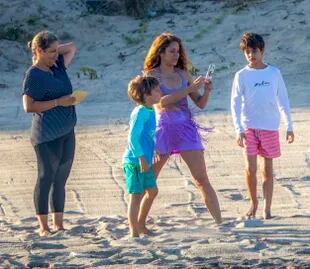 Without makeup, Shakira has fun on the beach with her two children, Sasha and Milan, in Cabo San Lucas, Mexico