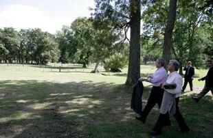 En 2007, el expresidente de los Estados Unidos George W. Bush y su par uruguayo Tabaré Vázquez recorren el Parque Anchorena