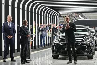 El CEO de Tesla, Elon Musk, junto al canciller alemán, Olaf Scholz, en una fábrica en Gruenheide, cerca de Berlín. (Photo by Patrick Pleul / POOL / AFP