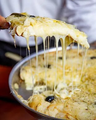 El histórico lugar donde se creó la fugazza con queso. “Una bomba maravillosa que te hace feliz”, describe Luciano. Por su aporte a la gastronomía argentina, en 2022, la pizzería fue declarada sitio de interés cultural por el Gobierno de la Ciudad de Buenos Aires.