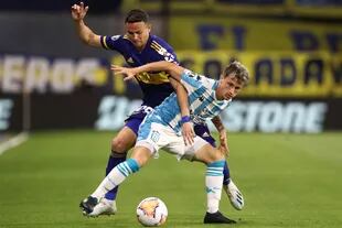 Hector Fertoli de Racing, y Leonardo Jara de Boca, en una acción del partido en que el Xeneize venció 2-0 y eliminó a la Academia en la Bombonera, por la Copa Libertadores 2020