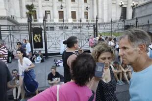 Militantes frente al Senado de la Nación tras conocerse la condena contra Cristina Kirchner.