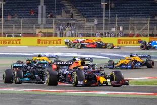El piloto holandés de Red Bull, Max Verstappen, lidera el Gran Premio de Fórmula Uno de Bahréin