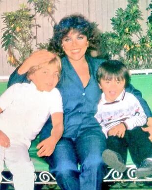Cristian Castro junto a su mamá y a su hermano