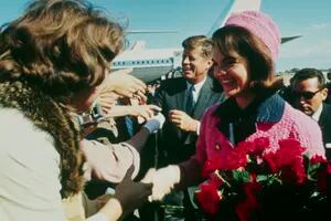 El traje Chanel rosa de Jackie Kennedy: por qué no será exhibido hasta 2103