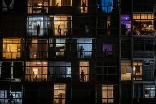 Residentes del edificio Copan, el edificio más tradicional de São Paulo, Brasil, construido por el arquitecto Oscar Niemeyer, golpean ollas contra el presidente brasileño Jair Bolsonaro el 18 de marzo de 2020