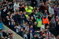 Los jugadores de Newcastle y Tottenham ayudaron a salvarle la vida a un hincha