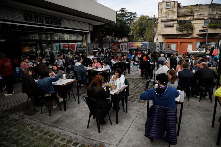 Al aire libre y con espacio entre las mesas, los vecinos de Villa Urquiza aprovechan el mediodía para almorzar y encontrarse en el DoHo

