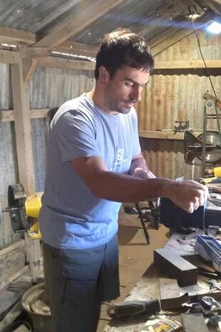 Santiago Aberastain en su taller en Puerto Deseado, en plena faena de la elaboración del cuchillo conmemorativo de los 40 años del comienzo de la guerra de las Malvinas