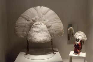 El tocado cefálico o corona de plumas que fue hallado sobre el hombro de La Doncella