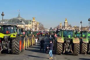 Los productores estacionaron sus tractores este miércoles frente a la plaza
