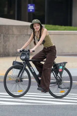 Olivia Rodrigo se divierte con sus amigos, andando en bicicleta por Washington, D.C. 
