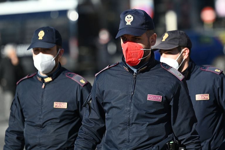 La policía italiana protestó por la distribución de mascarillas rosas por parte del gobierno (Photo by Vincenzo PINTO / AFP)