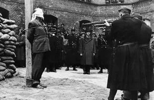 El periodista húngaro Ferenc Rajniss, político fascista, a punto de ser fusilado en Budapest el 12 de marzo de 1946 por su cargo como ministro en el Gobierno pronazi húngaro. GETTY IMAGES