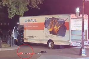 Una camioneta con una bandera nazi se estrelló contra las rejas de la Casa Blanca