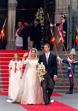 El vestido de la novia fue una creación del madrileño Lorenzo Caprile, amigo de la infanta. Tenía un original cuello bote y arrastraba una cola bordada de 3,25 metros de largo. (Photo by Julian Parker/UK Press via Getty Images)