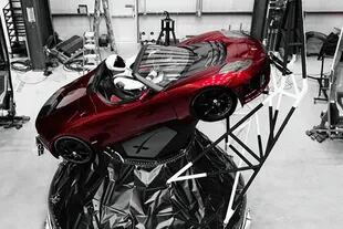 El auto Tesla Roadster, de la compañía Tesla de Elon Musk