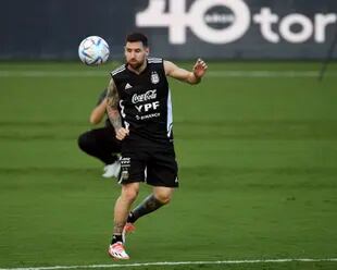 Lionel Messi and the ball, during training on Thursdays in the stadium of Inter de Miami.  En la tribuna, un grupo de argentinos miraba con felicidad