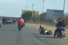 Patrulleros de la policía de Santa Fe chocaron y voltearon intencionalmente a motociclistas