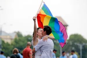 Rumania: polémica por un referéndum que busca prohibir el matrimonio igualitario