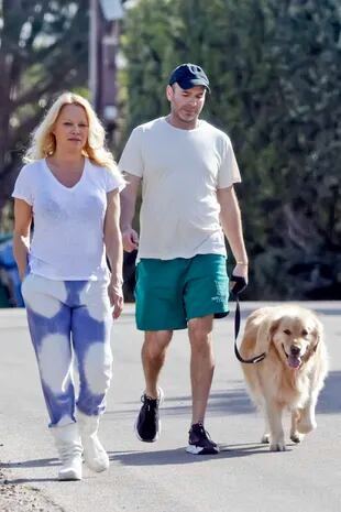 Pamela Anderson junto a su asistente, que lleva a su perro a dar un paseo  