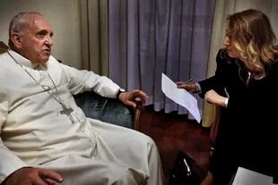 Pope Francis and Elisabetta Piqué, during the interview