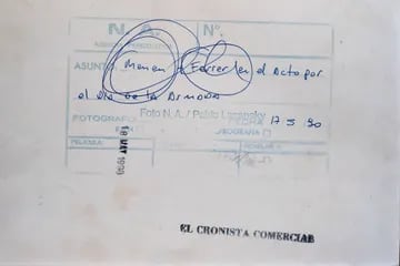 Reverso de la foto de Menem y Ferrer en el acto por el día de la armada, el 17 de mayo de 1990 Reproducciones que pertenecieron al archivo de Tiempo Argentino, Cronista Comercial y La Opinión. Muchas son de las agencias DyN y Telam. Corresponden a la década del 70 y 80.