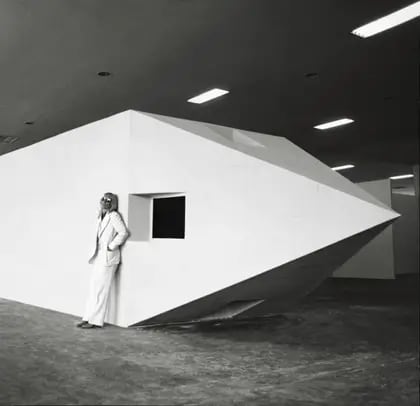 Marta Minujín con el Obelisco acostado que presentó en la I Bienal Latinoamericana de San Pablo en 1978