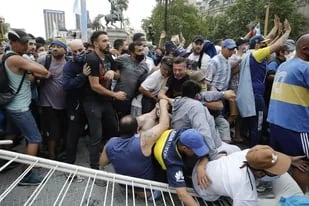 El velatorio de Diego Maradona en la Casa Rosada terminó en un caos, con una invasión en el Patio de las Palmeras y represión en la 9 de Julio