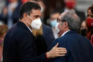 El Primer Ministro de España, Pedro Sánchez, habla con el candidato del Partido Socialista Español (PSOE), Ángel Gabilondo, durante su reunión de clausura de campaña para las próximas elecciones regionales de Madrid, el 2 de mayo de 2021