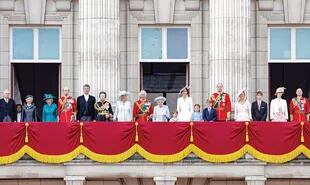  En el balcón del palacio, la familia real en pleno. 