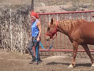 Laura Muñoz vive en Chacras de Coria, en contacto permanente con la naturaleza. Además de organizar grupos de running, dedica gran parte de su tiempo a los caballos.
