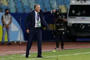 El entrenador de Ecuador, Gustavo Alfaro, reacciona durante un partido de fútbol de la Copa América contra Brasil en el estadio Olímpico de Goiania, Brasil, el domingo 27 de junio de 2021.