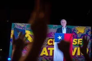 El candidato presidencial chileno José Antonio Kast, del Partido Republicano, anoche, en su búnker