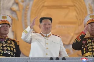 Kim Jong-un encabezó un desfile militar para demostrar el poder armamentístico del país. 