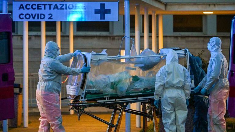 La crisis sanitaria se intensifica en el sur de Europa: Italia se convirtió el jueves en el país con más muertes reportadas a causa del nuevo coronavirus en el mundo.