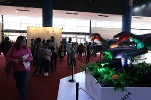 Dinosaurios animatronic en el stand 602 del pabellón Azul, del Ministerio de Cultura de la Nación