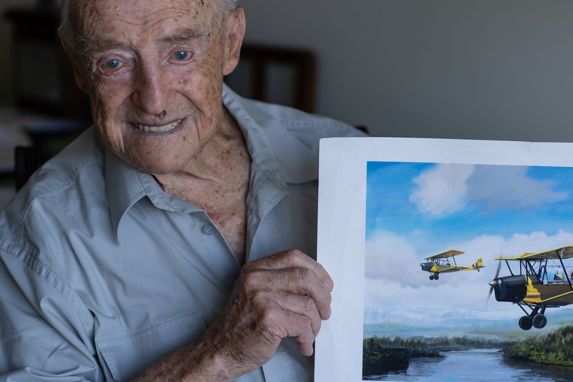 Ronnie sostiene la imagen del avión en el que hizo sus primeras 60 horas de vuelo