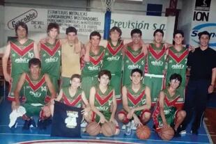 Nicolás Furtado (wearing jersey 7, second from left among the unemployed) played basketball in Uruguay