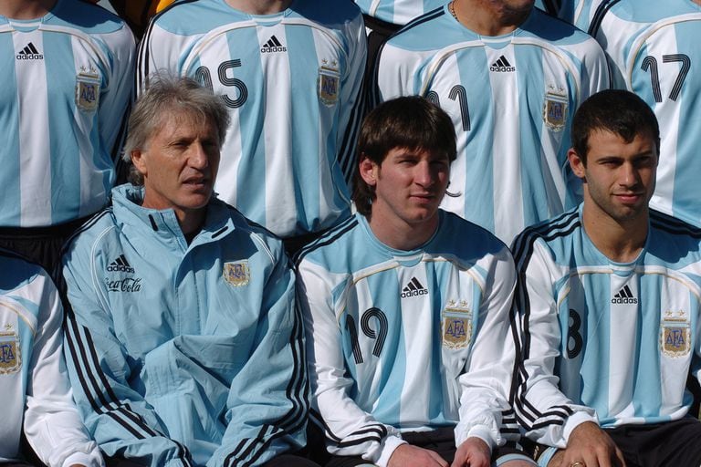 Pekerman, D.T. de la selección, junto a Lionel Messi y Javier Mascherano.