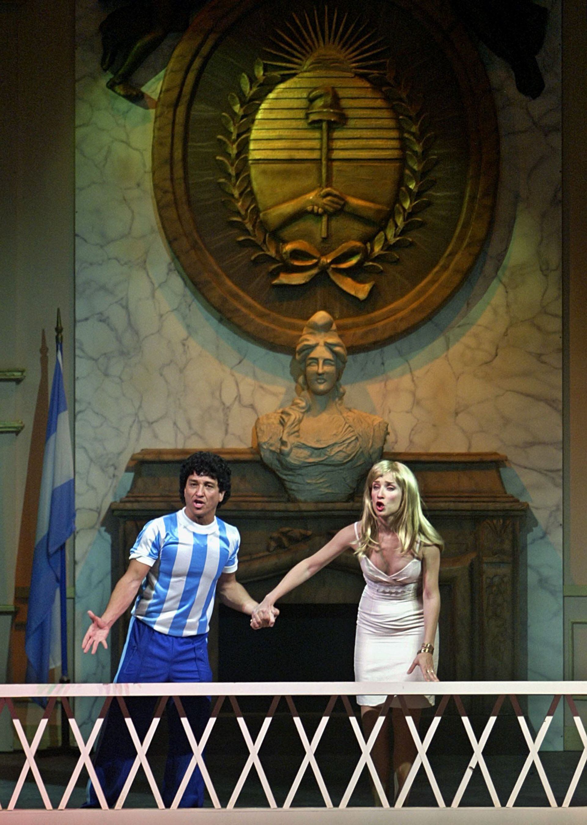 Emilio Bardi sobre el escenario, de la mano de la actriz Coni Miranda, quien interpretaba a Claudia Villafañe. El musical se estrenó el 10 de enero en el teatro Metropolitan.