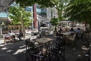 Como herencia de la pandemia, los espacios gastronómicos al aire libre invaden la ciudad