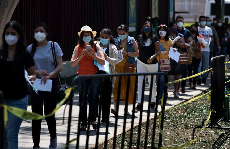 Educadoras hacen fila para que les pongan la vacuna de CanSino contra el COVID-19 en el Instituto Politécnico Nacional en la Ciudad de México, el martes 18 de mayo de 2021. (AP Foto/Marco Ugarte)