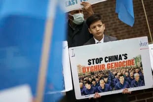 Partidarios del Movimiento del Despertar Nacional de Turkestán Oriental se reúnen frente a la embajada británica en Kazajistán antes de la votación del 22 de abril en la Cámara de los Comunes británica sobre si declarar o no que se está produciendo un genocidio en la provincia de Sinkiang.