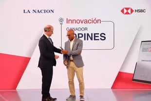 Gervasio Marques Peña, director Comercial de LA NACION, entregó el premio de la categoría Innovación a Jorge Silva, cofundador de 10Pines