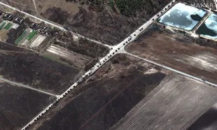 Imágenes de satélite muestran un gran convoy militar ruso al norte de Kiev que se extiende más de 60 kilómetros