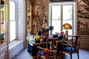 Las paredes del despacho de la estancia donde actualmente reside la familia real están decoradas con un papel de estilo tropical en el que se ven palmeras y loros