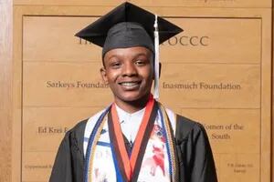 Se graduó a los 13 años y es el profesional afroamericano más joven de los Estados Unidos