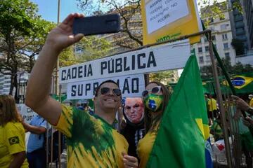Selfies en medio de la manifestación para apoyar al presidente brasileño Jair Bolsonaro en Copacabana, en Río de Janeiro