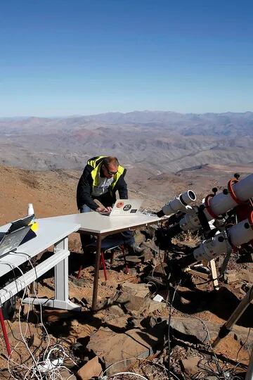 Un grupo de científicos prepara sus equipos para ver el eclipse solar total en La Silla